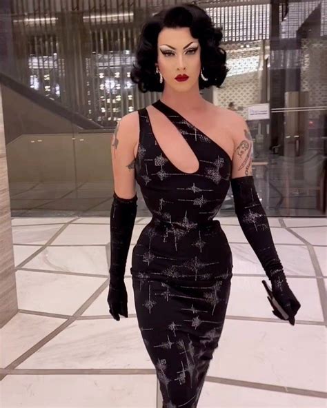 How to get a tiny waist, with Violet Chachki : r/rupaulsdragrace